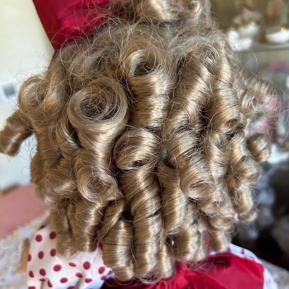 Shirly Temple full body porcelain doll. She is a reproduction doll. - Picture 4 of 7